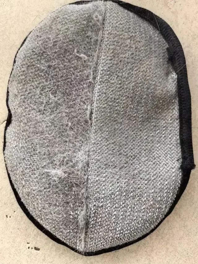 Photo d'avis client : face du gant couverte de poils gris agglomérés après le nettoyage d'un couchage